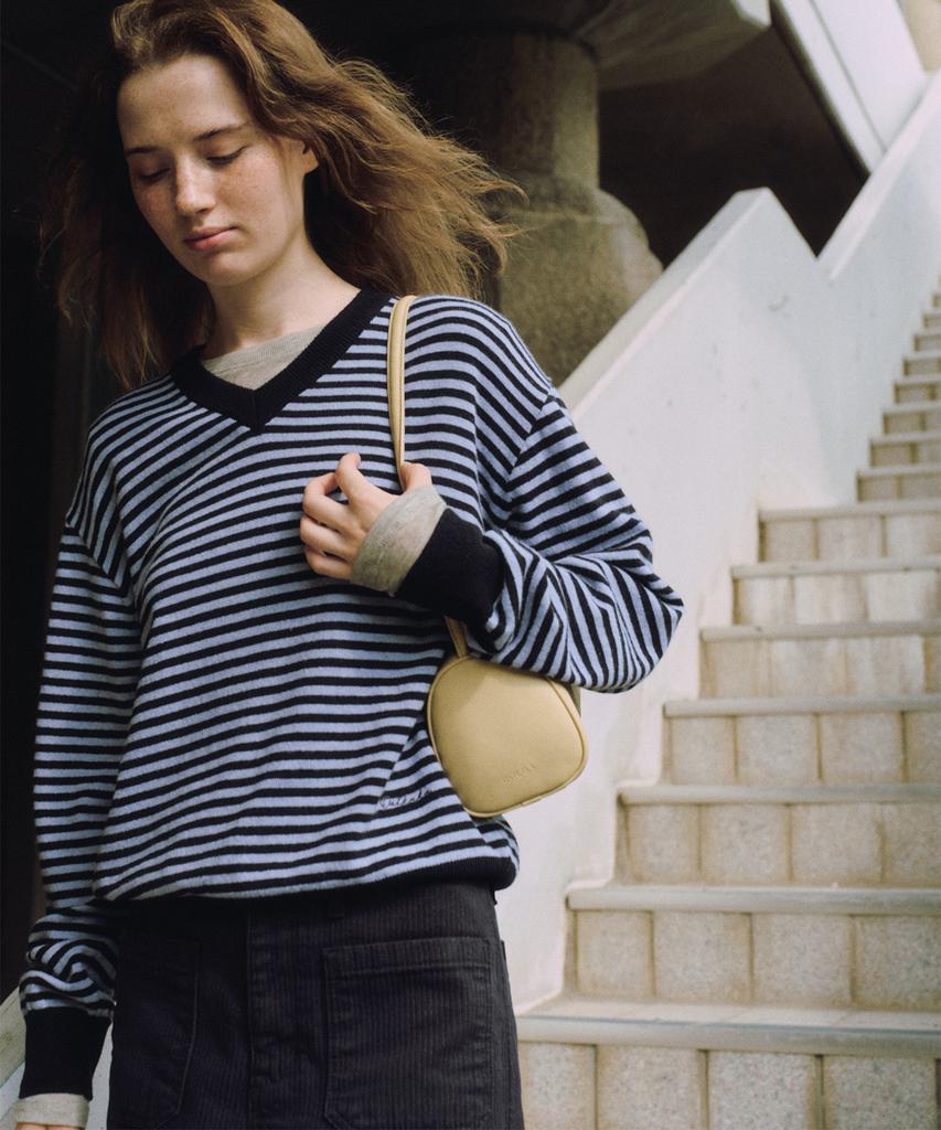 OSTKAKA Wool Blended V-Neck Pullover Navy Stripe