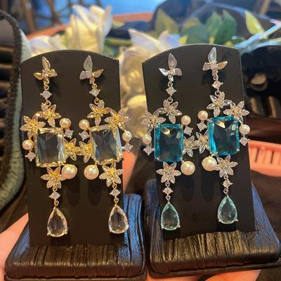 Boucles d'oreilles pendantes en forme de papillon et de fleur françaises Boucles d'oreilles élégantes en micro-serti de pierres précieuses Hyland Bijoux en or pour femmes