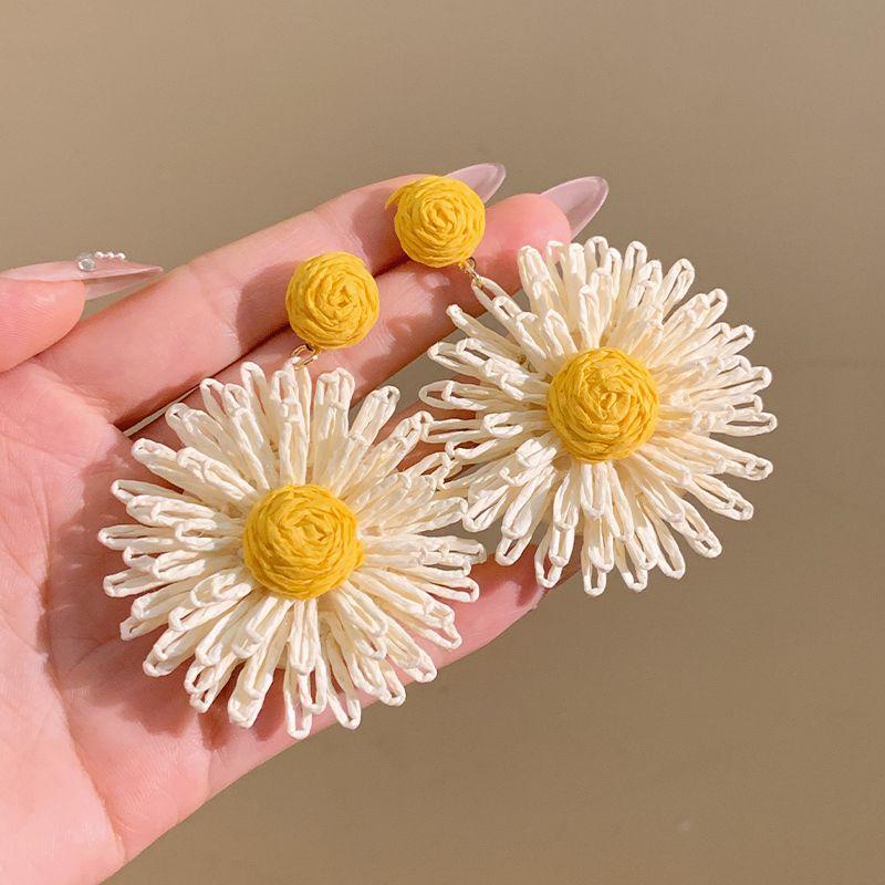 

Молочные Нежные Серьги-гвоздики с цветком маргаритки из рафии и соломы, Женские Преувеличенные Приморские Серьги, Показывающие Лицо, Маленькие Серьги-гвоздики, Фантазийные Beige Daisy Flower Earrings