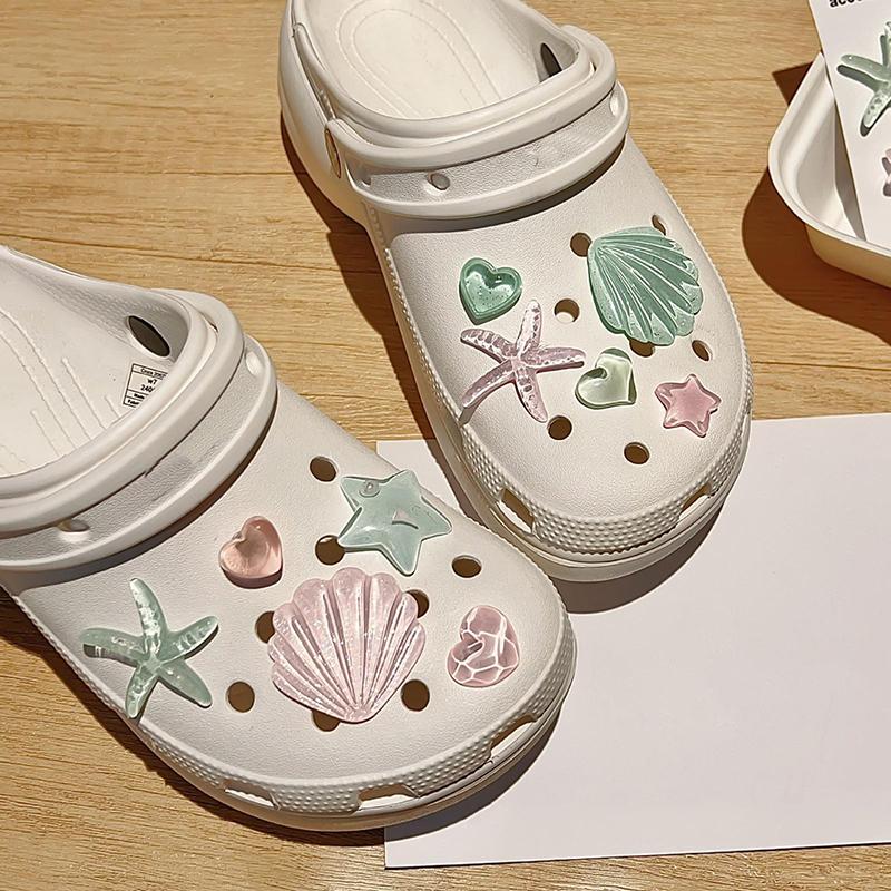 1 Sæt DIY Træsko Sandaler Havefodtøj Dekoration Søde Søstjerner Skaller Resin Sko Charms Tilbehør Spænder Strandtaske Pins Pige Gaver