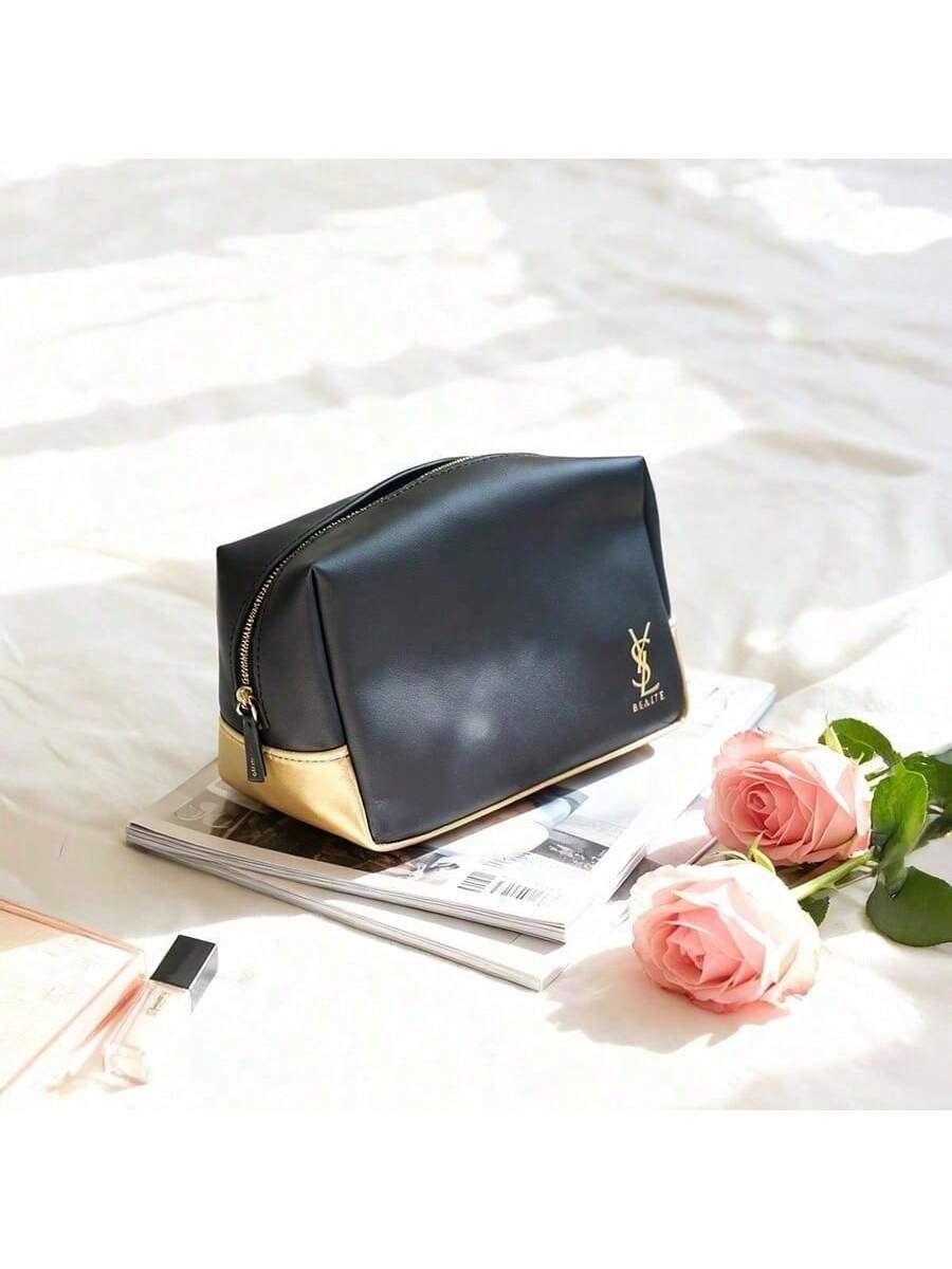 

Женская косметичка YSL среднего размера, матовая черная, с золотистыми акцентами. чёрный