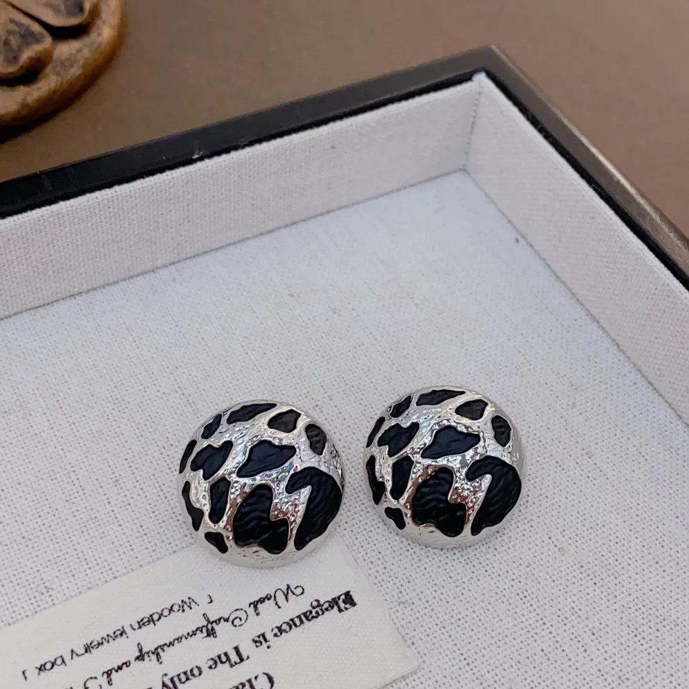 Retro Temperament Metal Textured Round Leopard Print Piercing Stud Earrings for Women Korean Designer Jewelry Accessories Gift