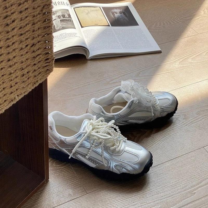 

In the spring of 2025, the new pearl belt flat-bottomed versatile board shoes, light sports and leisure shoes, and student fashion single shoes. 40 серебряный