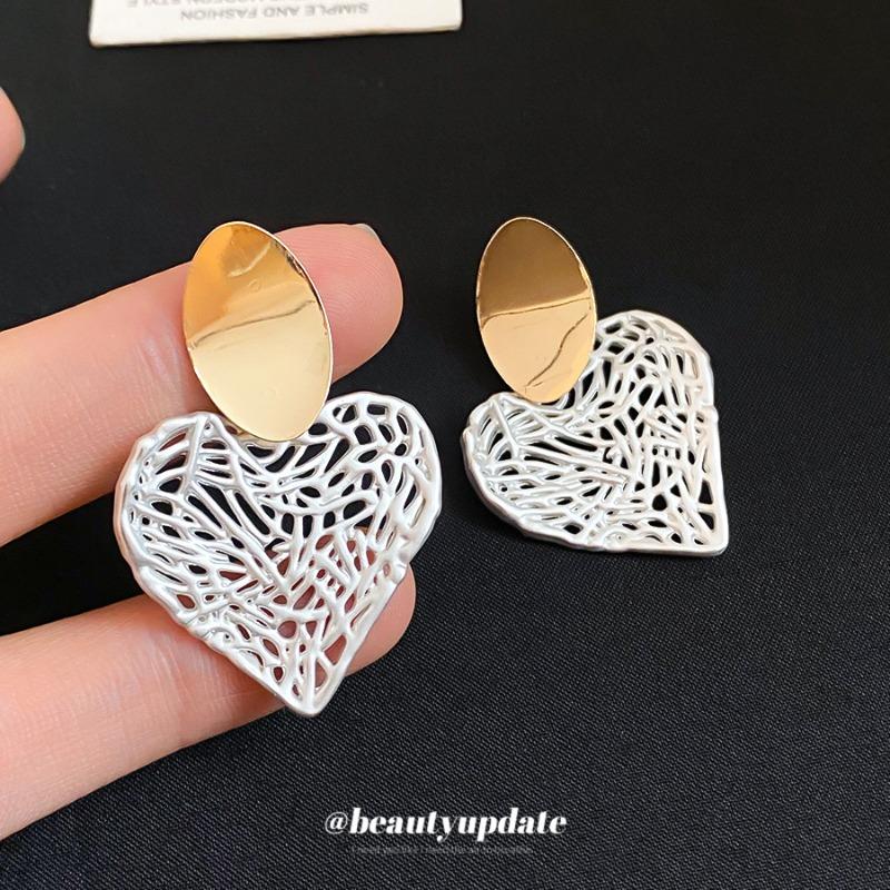 Silver Needle Round Love Hollow Stud Earrings Niche Design Temperament Earrings Light Luxury High-end Exquisite Earrings