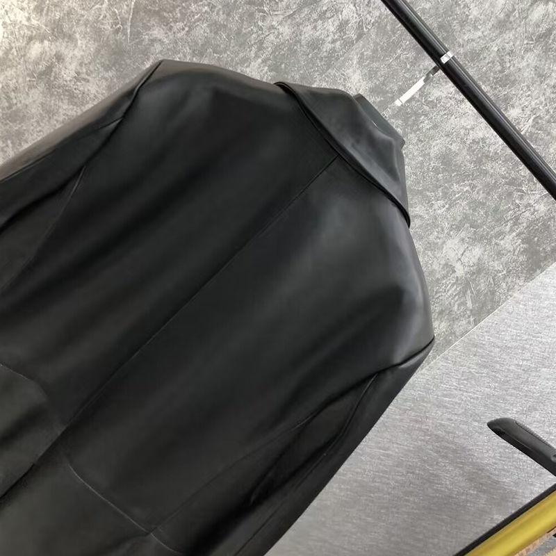 Schicker und anspruchsvoller Anzugblazer aus Kunstleder, hochwertig und elegant, minimalistisches Design, mittellange Freizeitjacke