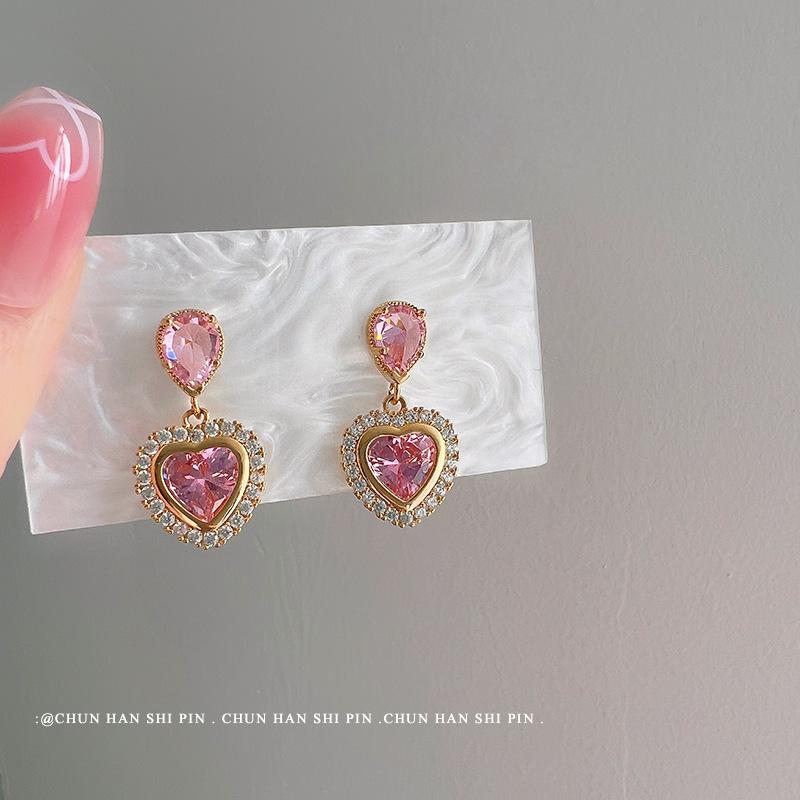 

Super flash pink love zircon earrings without ear piercings, sweet girl niche design earrings, spring and summer jewelry earclips.