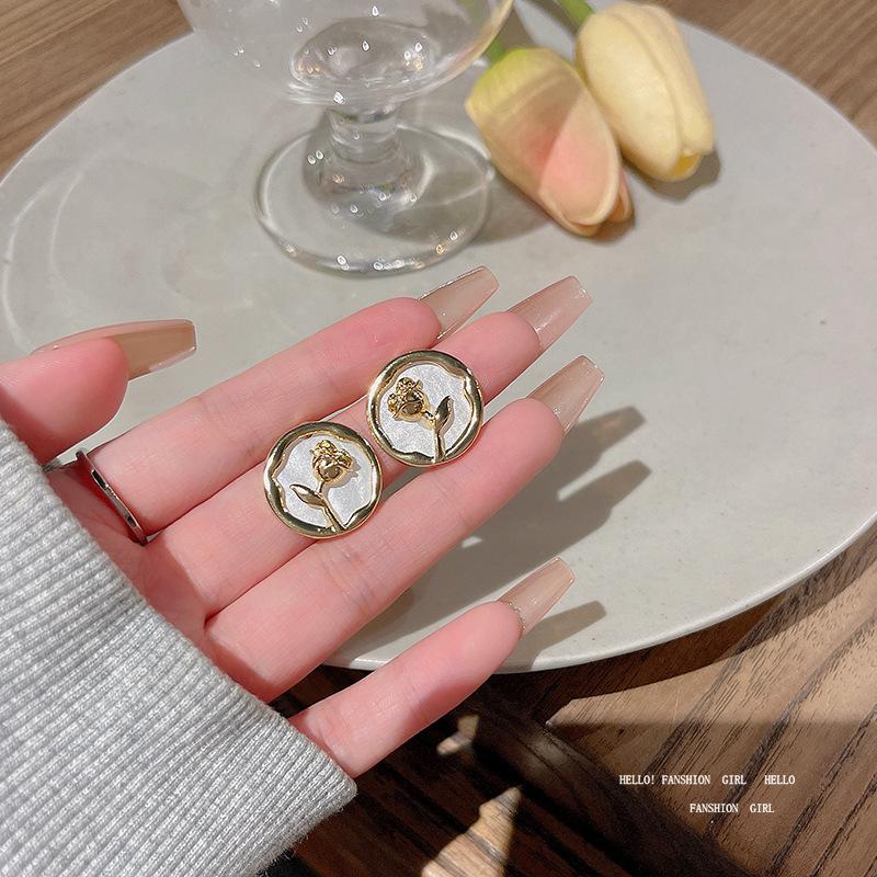 

Серьги-иглочки из серебра 925 пробы в корейском стиле с цветочным мотивом: Универсальный дизайн с жемчужным оттенком и модным стилем, вдохновленным лесом