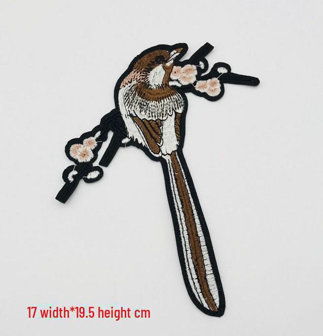 

Вышитая термонаклейка с изображением птицы и цветка сливы Magpie