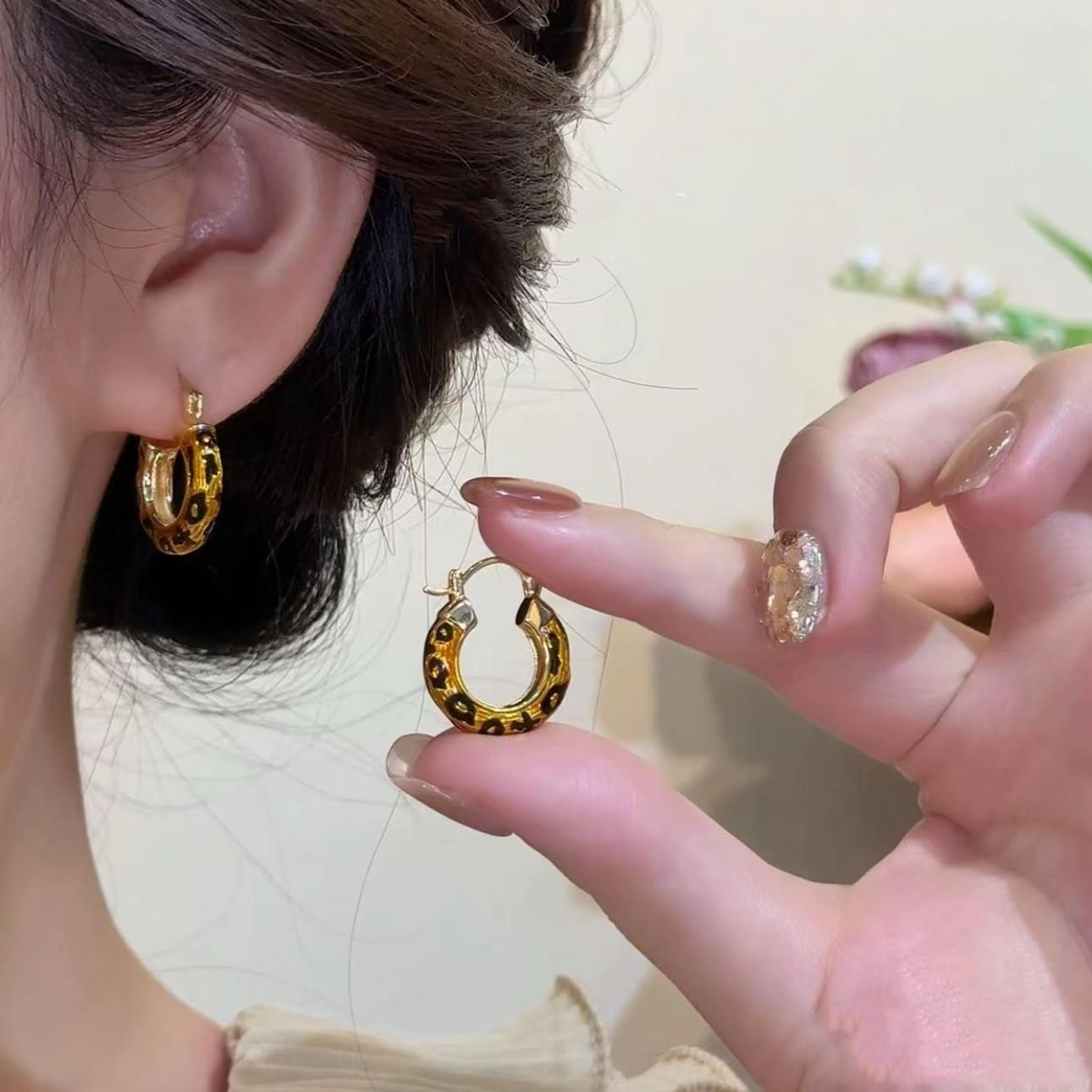 Elegant French Leopard Print Round Stud Earrings for Women - Autumn/Winter Light Luxury, Unique Design, and Versatile Fashion Jewelry