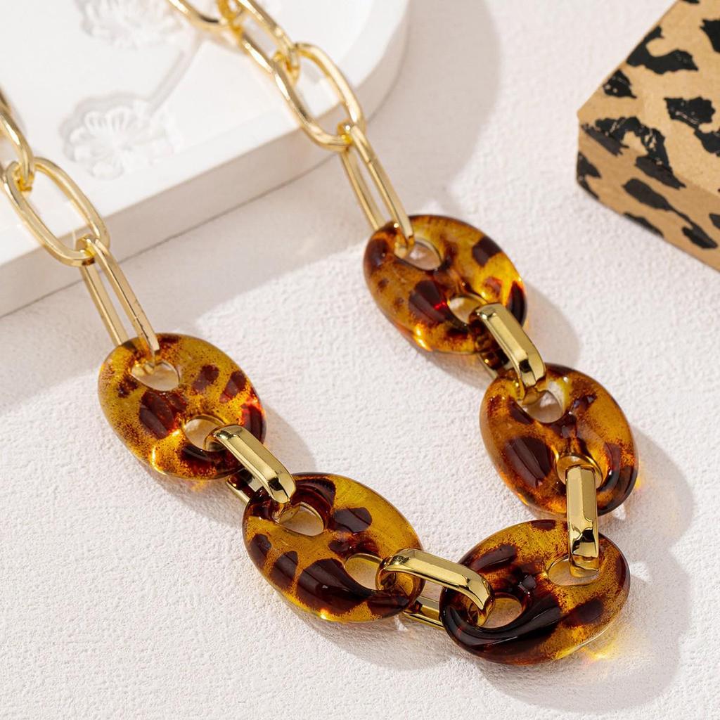 Acrylic Pig Nose Necklace: Minimalist, Sexy, High-End Jewelry