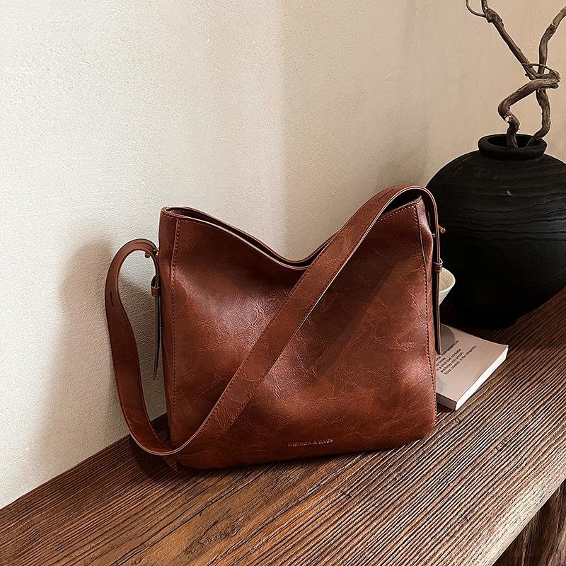 

Осенняя ретро премиум сумка подмышку женская сумка 2025 новая простая сумка-ведро большой вместимости широкий плечевой ремень сумка-мессенджер коричневый