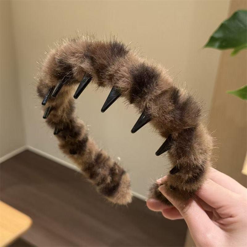 Korean Style Leopard Print Plush Headband with Teeth - Non-Slip, Fluffy Hair Accessory for Women, Autumn/Winter.