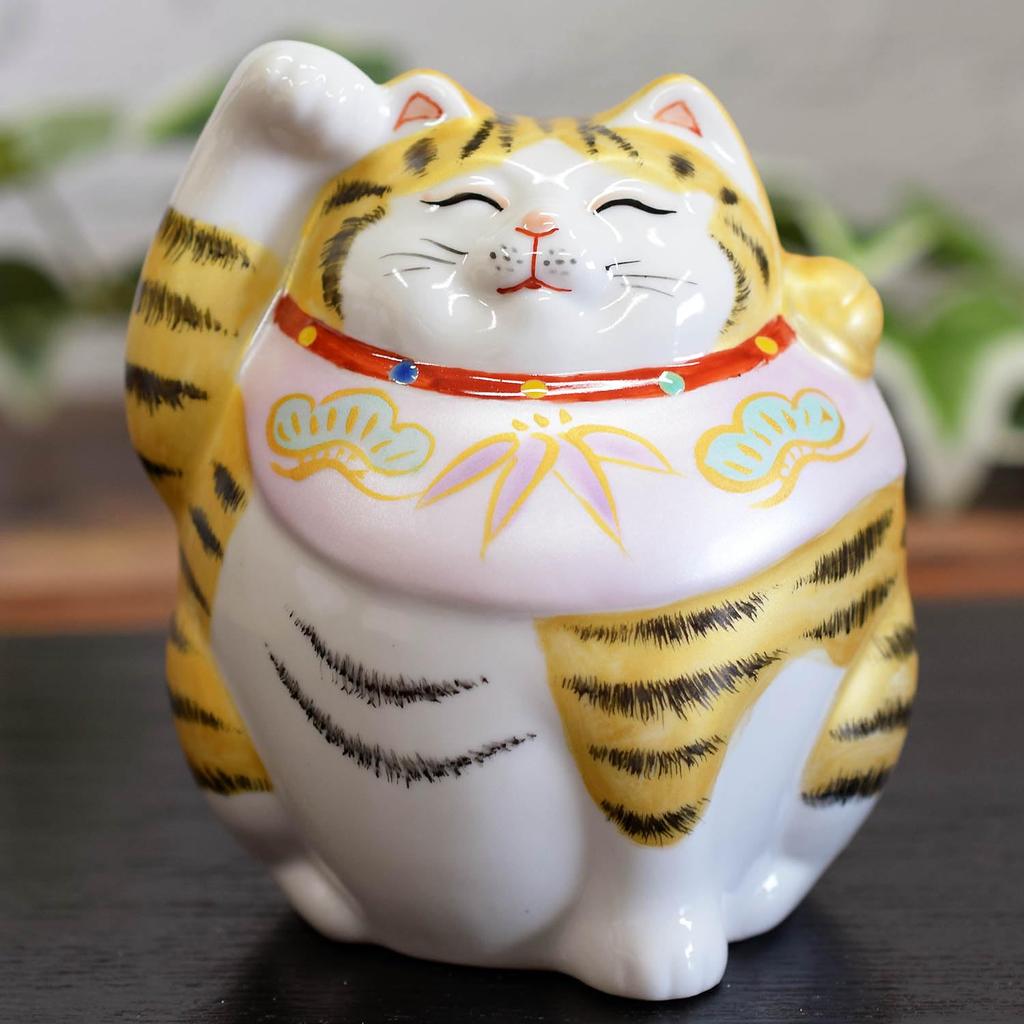 Cute lucky beckoning cat figurine from Waza no Kutani plump beckoning cat with gold Feng good interior Perfect as a birthday store opening