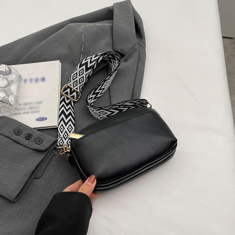 Chic Vegan Crossbody Bag Minimalist & Fashion-Forward PU Shoulder Bag for Women Simple and Versatile Small Square Bag