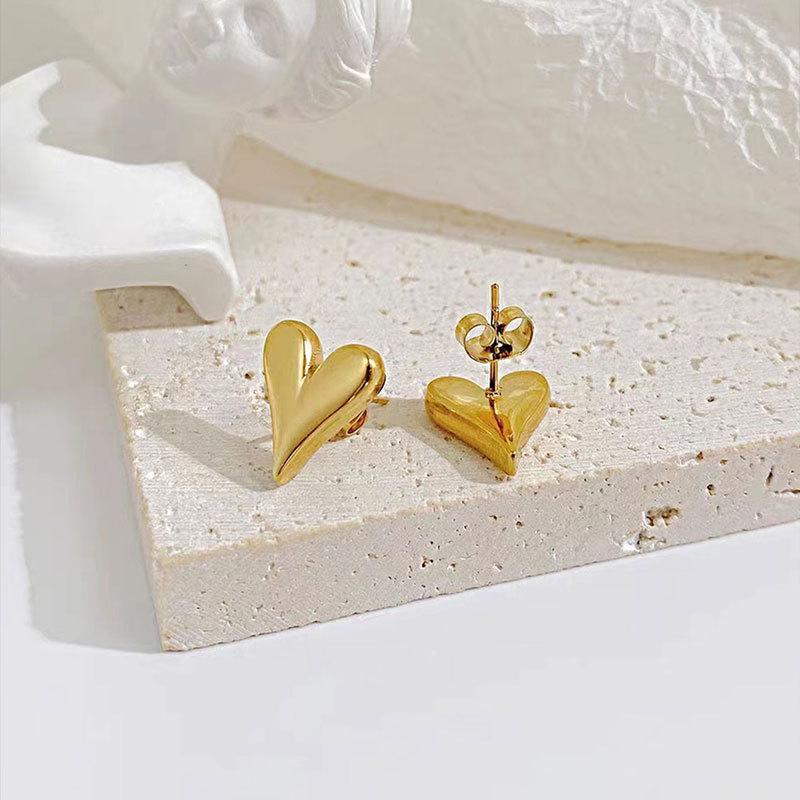 Fashion light luxury love titanium steel stud earrings, simple design gold non-fading earrings, send girlfriends versatile earrings