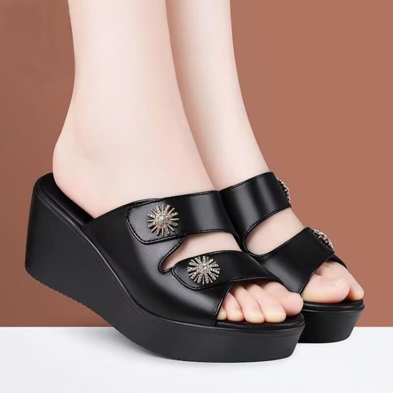 

Тапочки для мамы на танкетке, женские, мягкая подошва, для среднего и пожилого возраста, нескользящие, толстая подошва, для среднего и пожилого возраста, новые летние сандалии 2025 40 чёрный