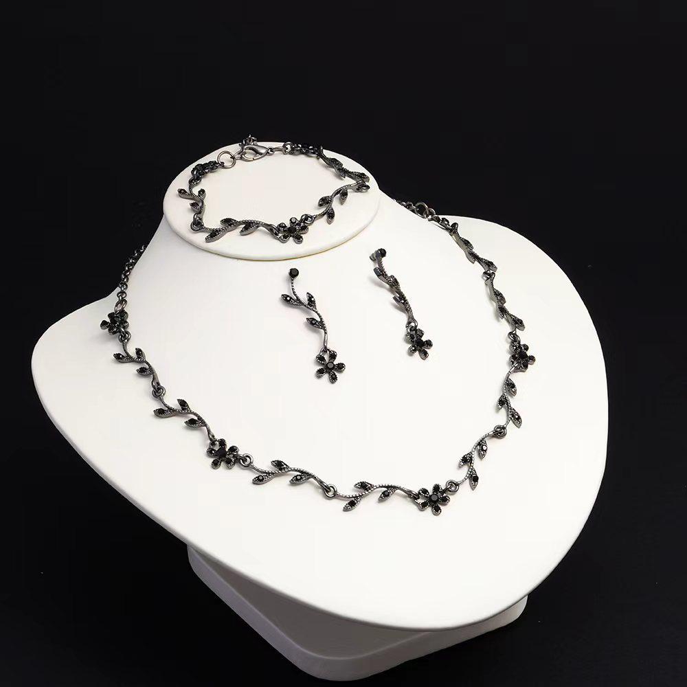 Elegancki Zestaw Biżuterii Light Luxury: Naszyjnik, Kolczyki i Bransoletka