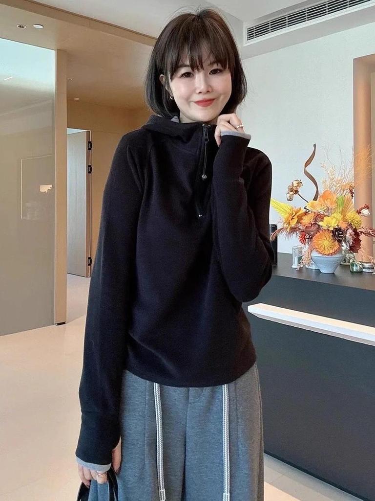 Design-Forward Color-Block Plush Hooded T-Shirt for Women, Long-Sleeve, Double-Sided, Half-Zip Base Layer, Spring/Autumn Style.