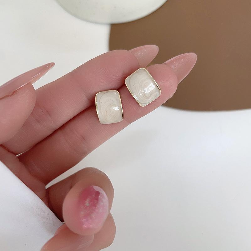 

Fashion Simple White Triangle Stud Earring For Women Personality Korean Cheap Earrings Party Trending Zircon Wholesale New 2025