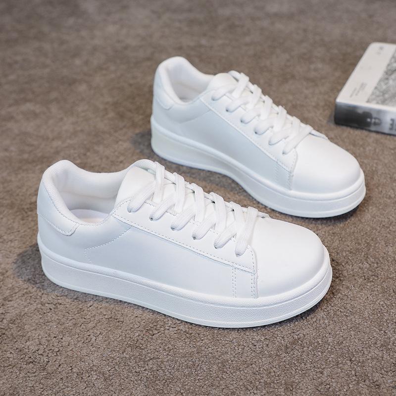 Pantofi albi mici noi de toamnă 2025 pantofi casual plați pentru bărbați pantofi pentru bărbați la modă versatili alb pur pantofi sport