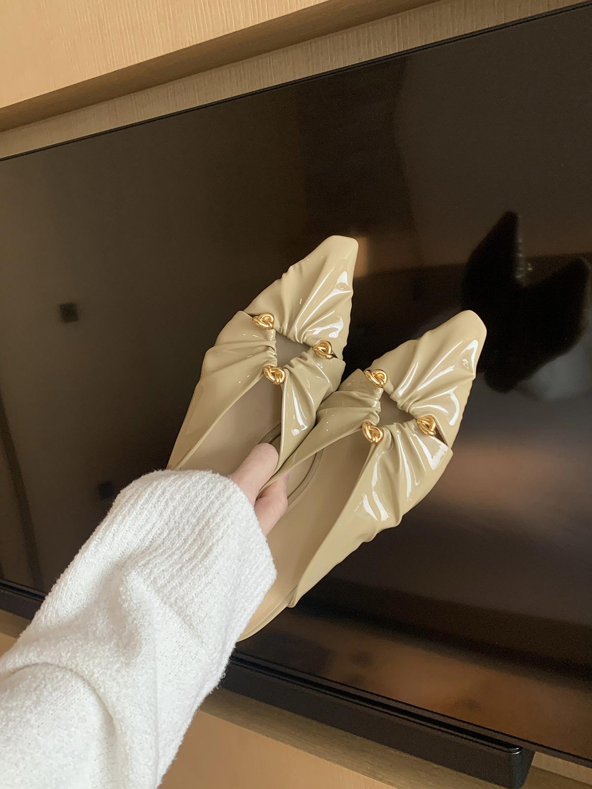 

Sheepskin version of grape mother, the same triangular buckle cool slippers, women s hollow pointed head pleated bag head Muller half slippers 35