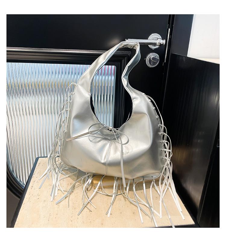 Retro bag women's large-capacity new autumn and winter niche shoulder underarm bag fringed tote bag