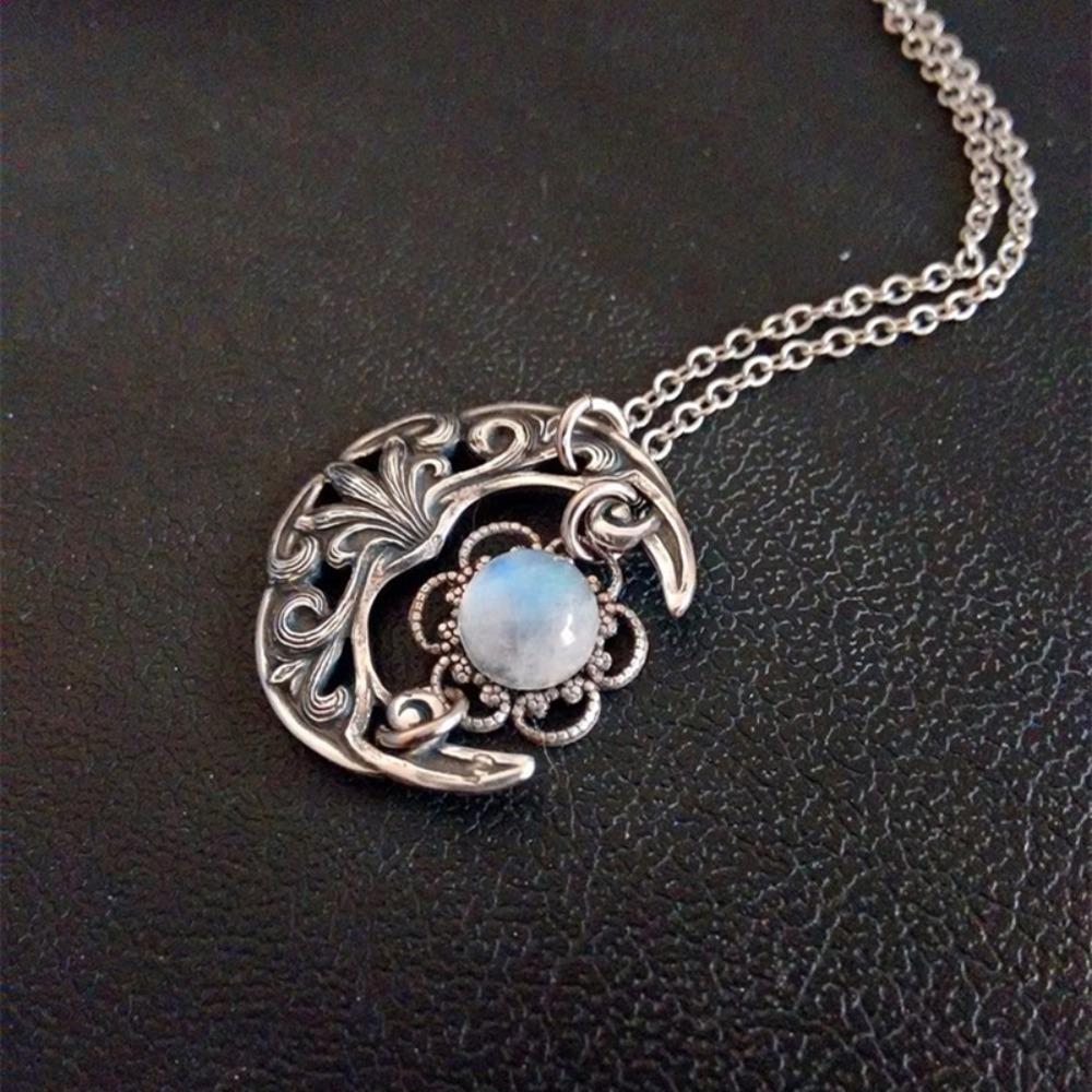 Vintage Moon Design Pendant Necklaces with Imitation Opal Stone Bohemian Beach Fashion Jewelry Silver Color Chain Gift for Women