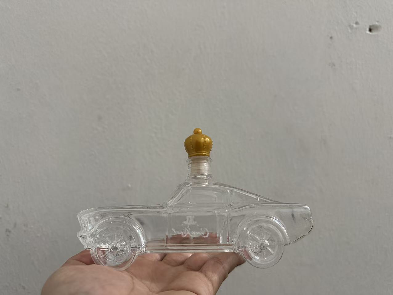 

Hot Selling Police Car Whiskey Bottle New Design Car Shaped Glass Wine Bottle Whiskey Glass Transparent Mustang Whisky Bottle