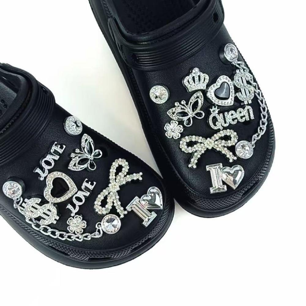 Set di 20 Charm per Scarpe Corona d'Argento Lettera Farfalla Catena di Diamanti Decorazioni per Scarpe Fibbia per Sandali Zoccoli Accessori Fai da Te Regalo
