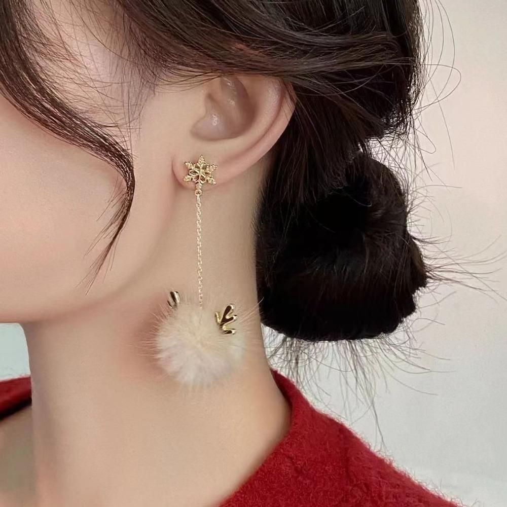 Cute Sweet Winter Winter Plush Ball Dangle Earrings for Women New Exquisite Moose Snowflake Earrings Christmas Accessory Gift