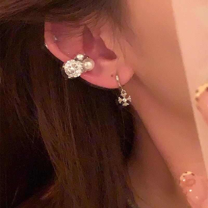 Silver needle flash zircon earrings, women's exquisite temperament stud earrings, spring and summer earrings.