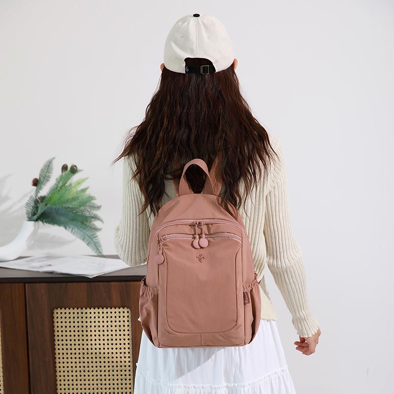 Leichter Nylon-Rucksack mit Reißverschlusstasche vorne Seitentaschen Verstellbare Träger Lässiger Tagesrucksack für Damen für den täglichen Gebrauch und Reisen