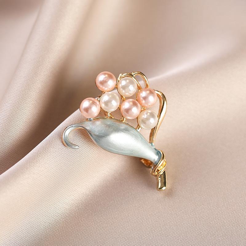 High-end and Light Luxury Pearl Flower Anti-glare Brooch, High-end and Light Luxury Personalized Sweater Pin