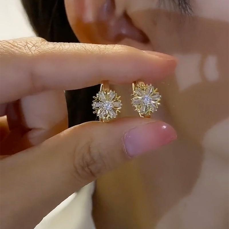 Snowflake Stud Earrings for Women, High-end and Luxurious, Small Earrings That Are Versatile and Suitable for Any Occasion.