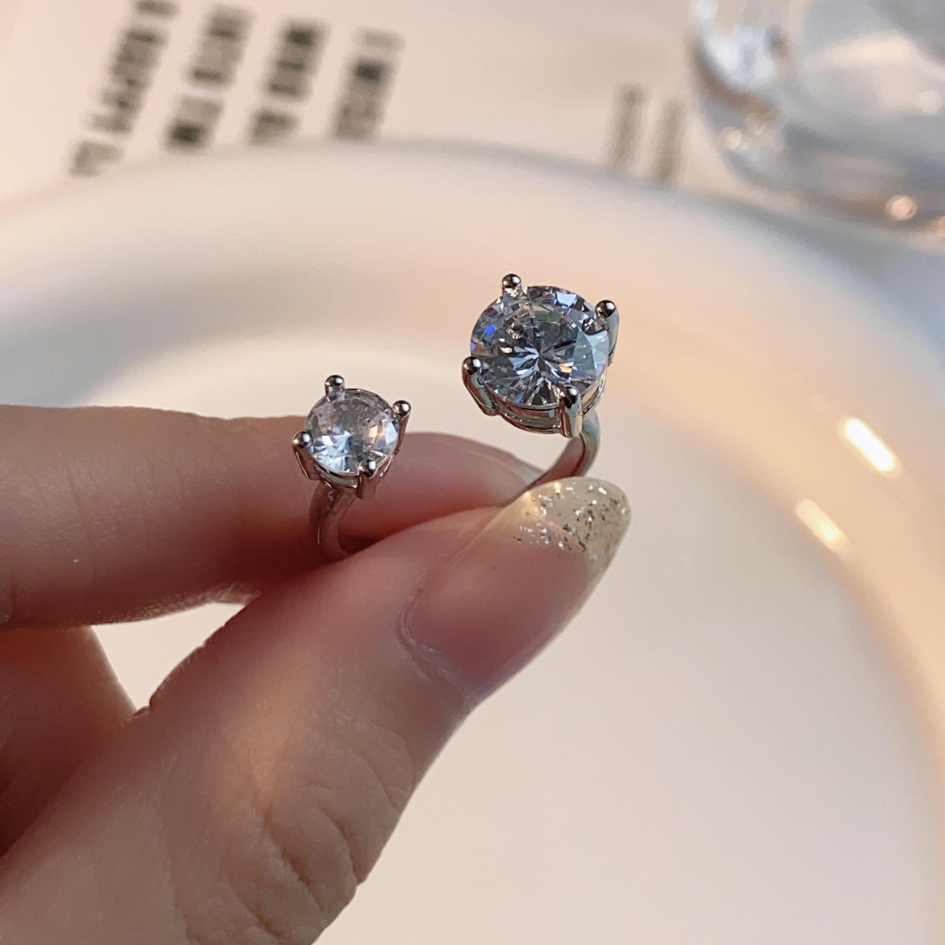 

Инновационное асимметричное кольцо с бриллиантовым индексом — элегантный, универсальный, высококачественный дизайн для женщин Two zircon star ring