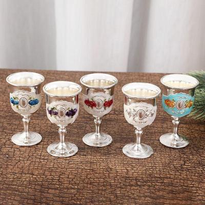 Ein Schnapsglas Ein Weinglas aus Metall Ein Weinset Ein Trinkglas