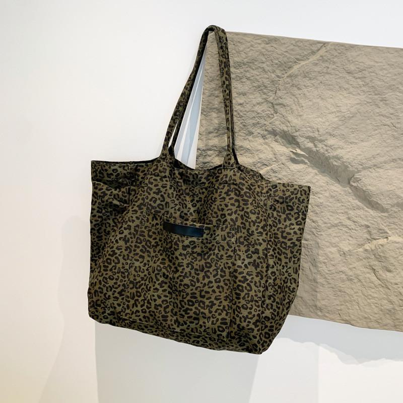

Trendy Large Capacity Canvas Tote Bag For Women Featuring Chic Street Style And Comfort зелёный