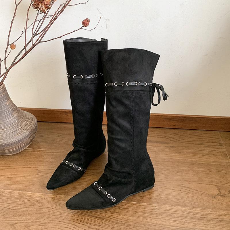 In the autumn of 2025, the new retro small man with pointed head straps and Korean version of thin inner rubbing high short boots women