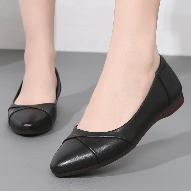 Springtime Women's Soft-soled Shoes, Genuine Leather Comfortable Flat Shoes with Shallow Openings for Middle-aged and Elderly Women