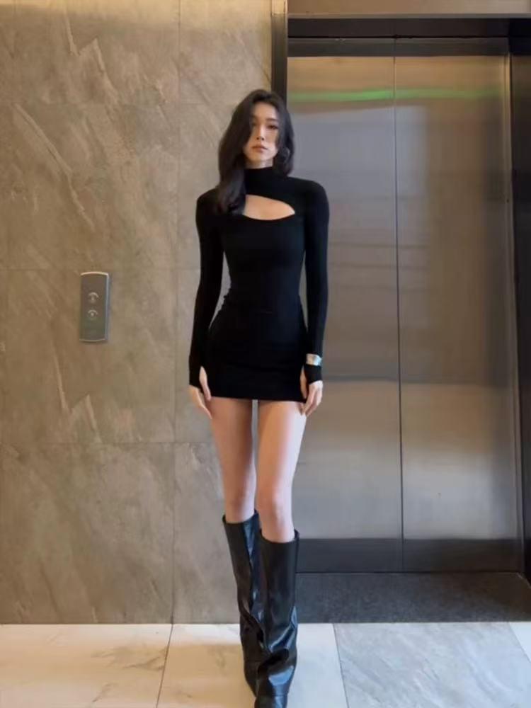 Red Backless Long Sleeve Battle Robe Dress - Women's Autumn/Winter Waist-Cinched Short Skirt