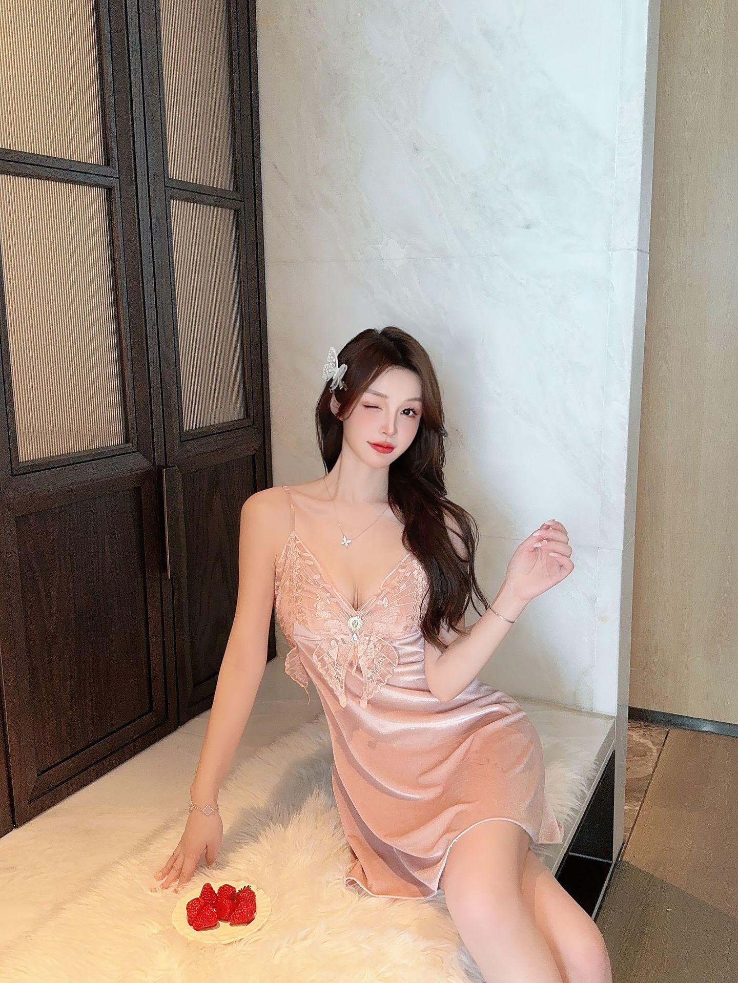 

Sexy pajamas women s golden velvet with chest pad suspender nightgown nightgown ironing silver starry sky Korean velvet loungewear available XL