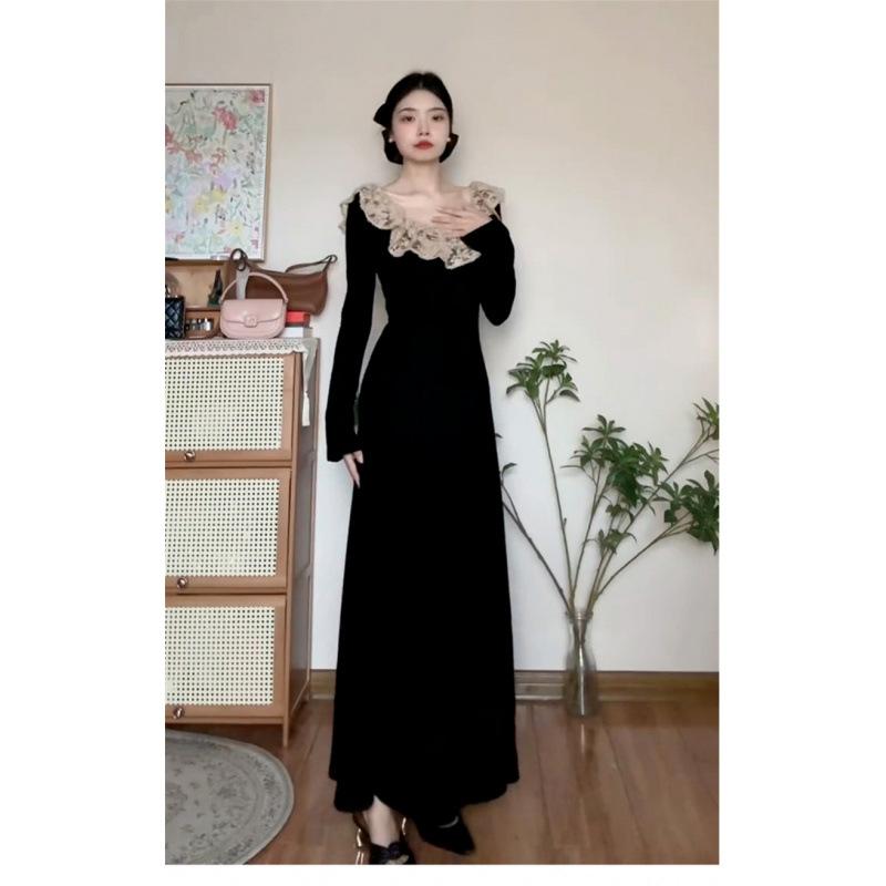 Huge goodlooking black longsleeved dress for women's autumn and winter with a coat and a slim dress with a bottom.