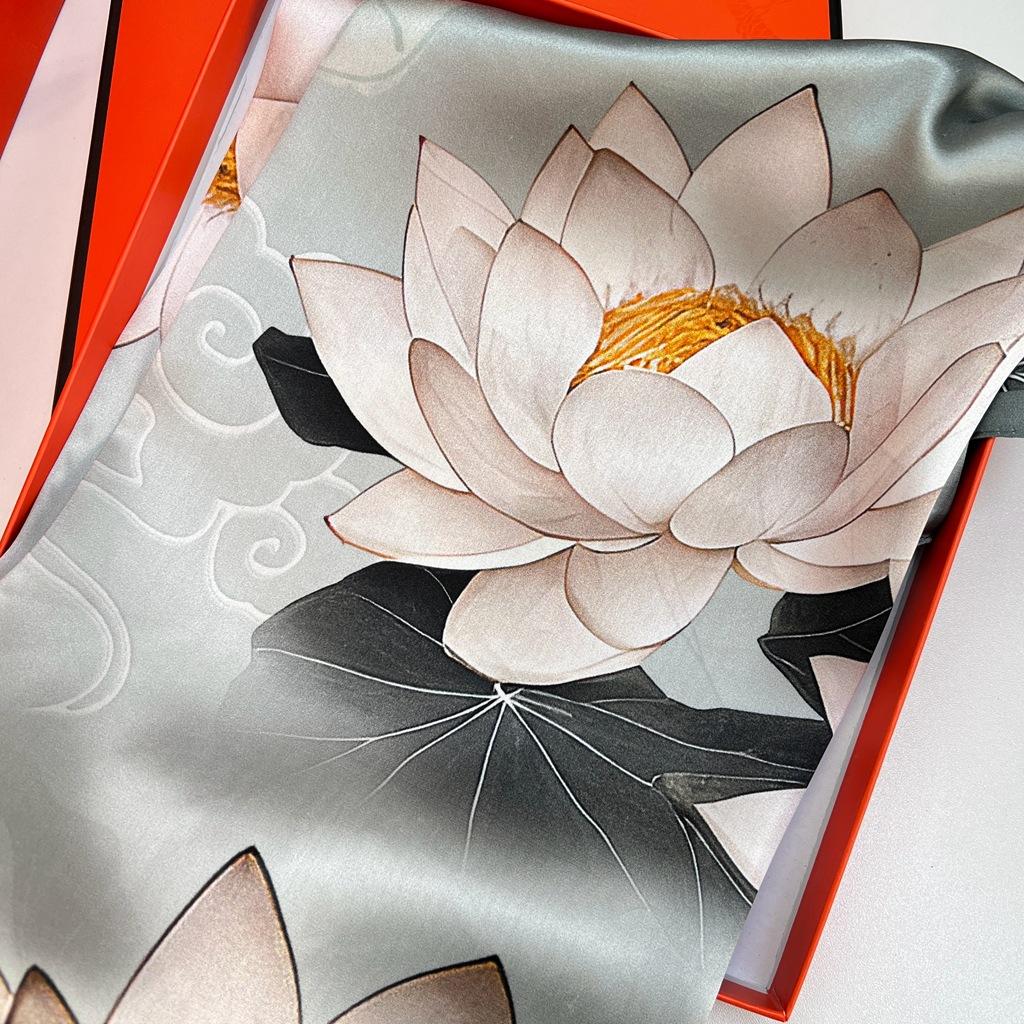 Chinese Style 100% Mulberry Silk Plain Crepe Satin Square Scarf, National Style Flower Art Style Silk Scarf, Suitable For Giving Elders Gifts
