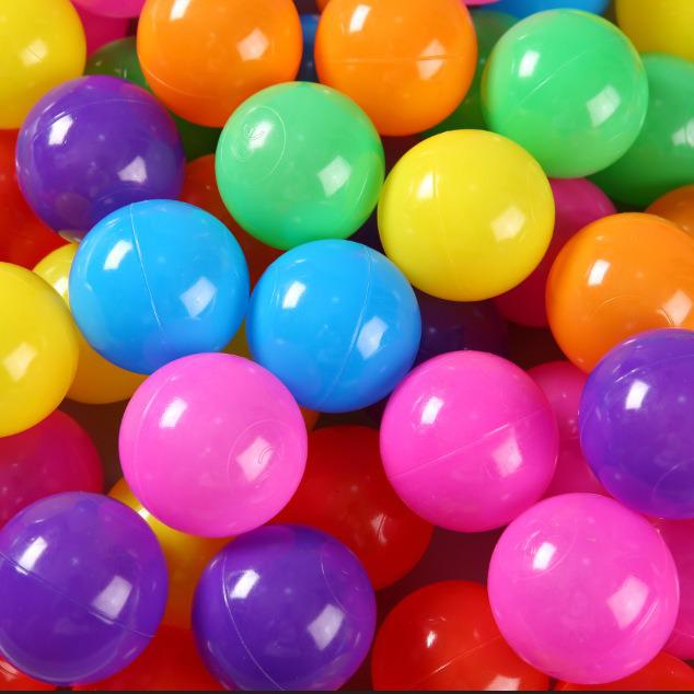 Balles en plastique colorées à mâcher pour aires de jeux