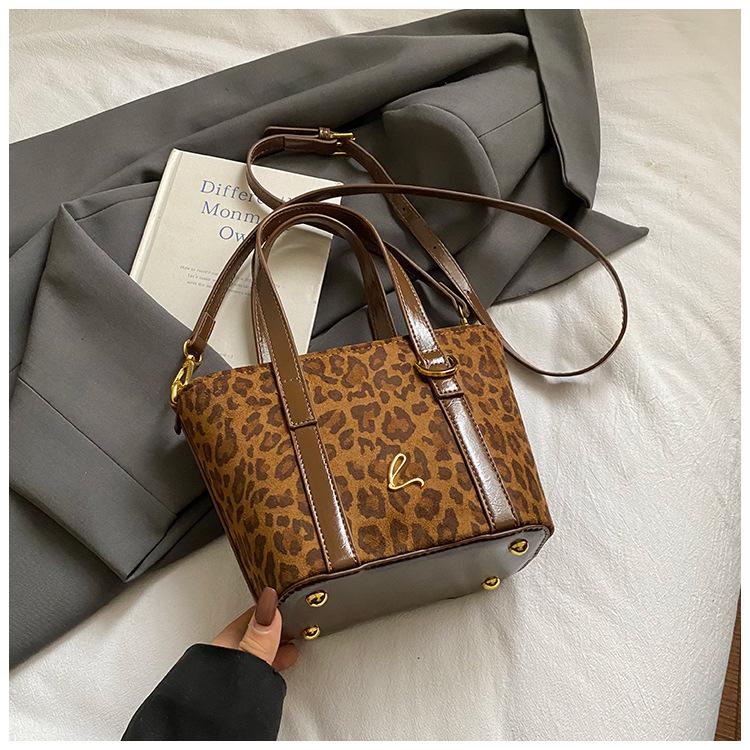 Premium sense retro portable small bag women's 2025 autumn and winter new leopard print commuter shoulder bag fashion messenger bag