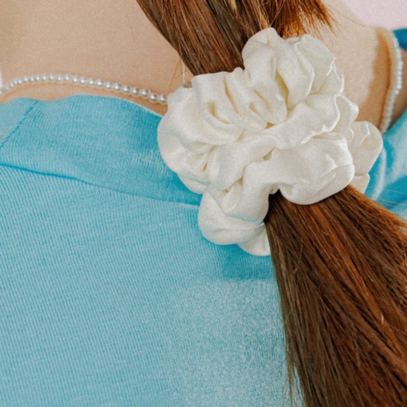 Mellotory Mini Shirring Satin Scrunchie (ivory)