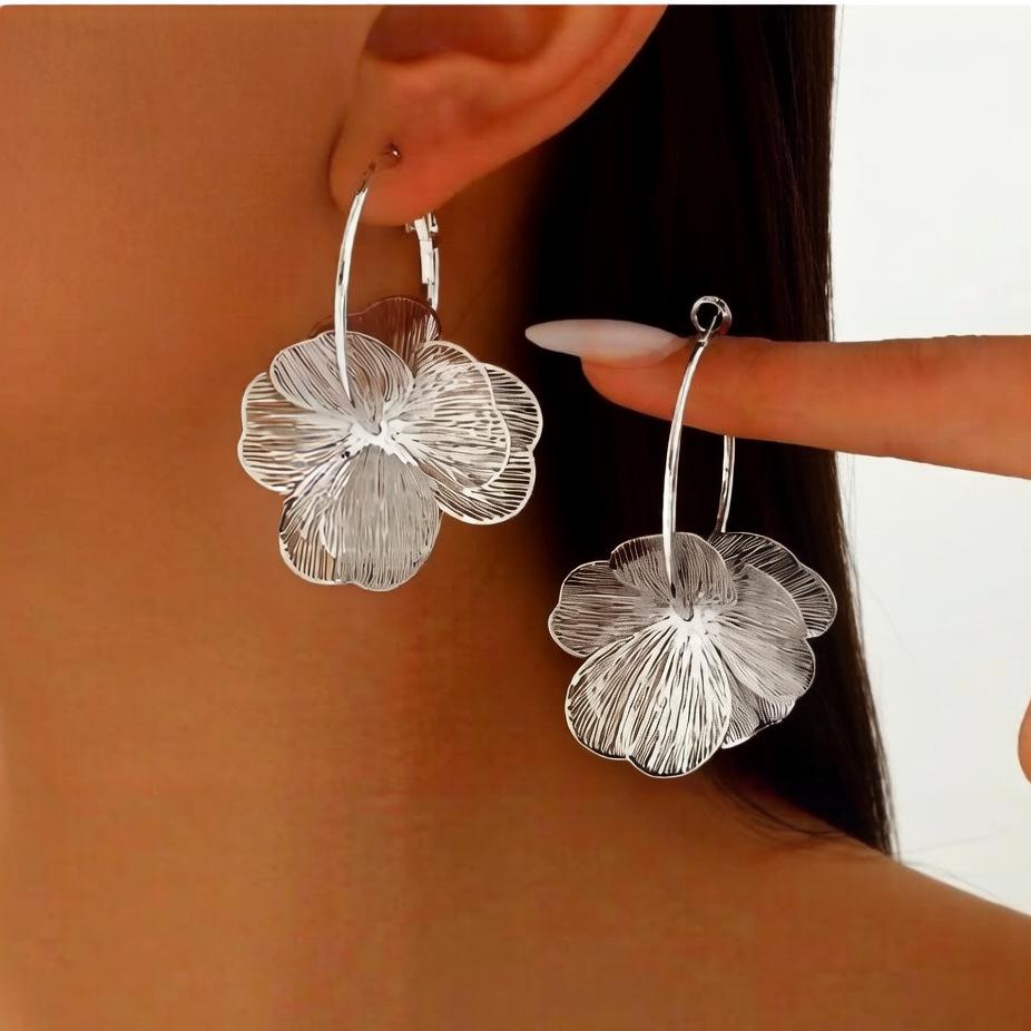 European & American Stylish Irregular Flower Stud Earrings for Women's Elegant Personality