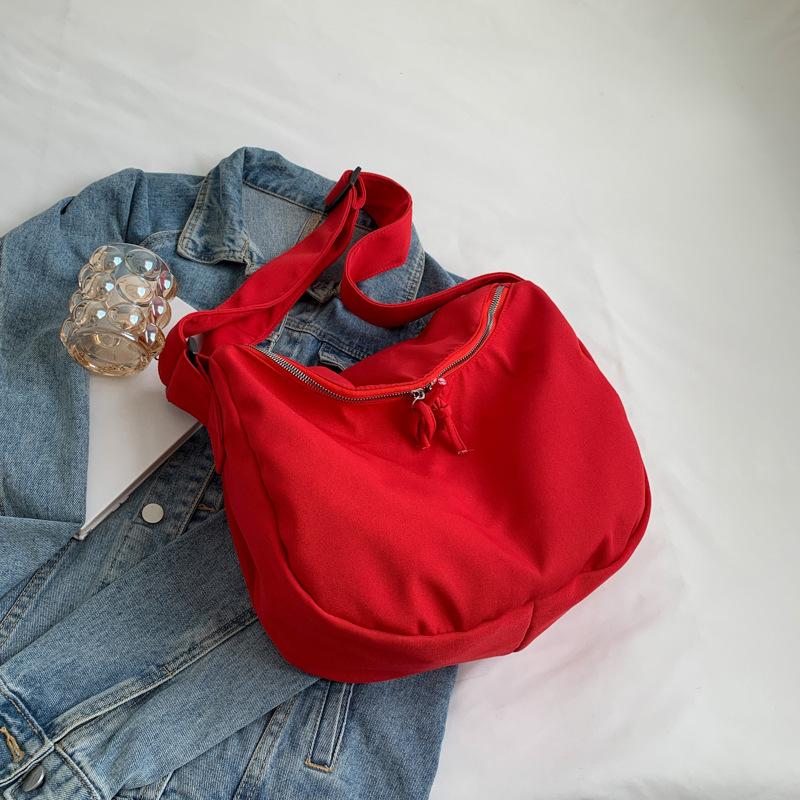 Leisure bag 2025 is popular this year. Small foreign style, fresh and large-capacity bags are popular. Women's shoulder underarm bags are simple and 