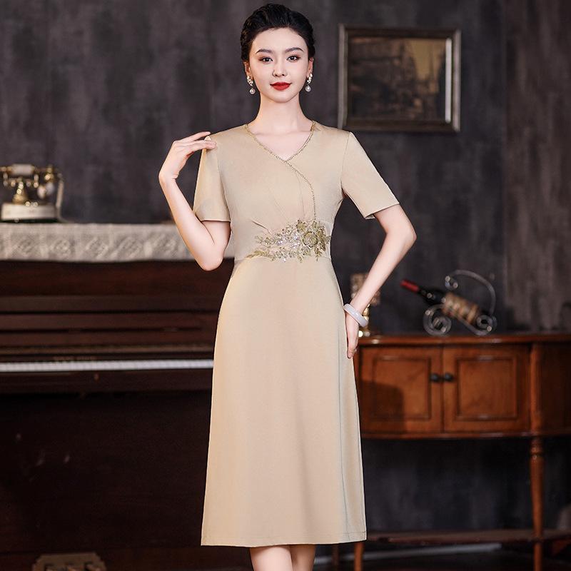 2024 Summer Champagne Formal Dress for Stylish Mothers: Slimming, Waist-Cinching, Perfect for Weddings and Daily Outings