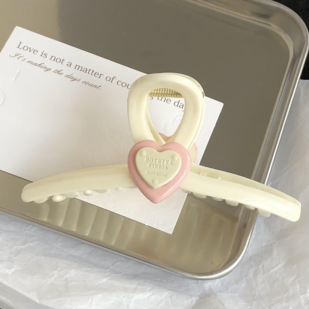 

Нежная заколка-сердечко: Кремово-розовый аксессуар для волос в стиле акулы Heart-shaped Claw Clip бежевый